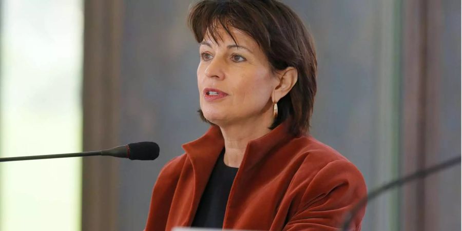 Bundesrätin Doris Leuthard (CVP) informiert über den Skandal bei «ihrer» Post.