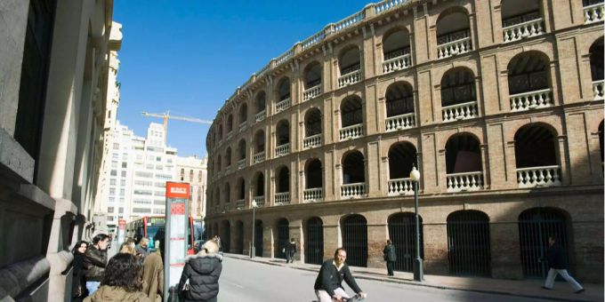Ort des Davis-Cup-Geschehens: Die Stierkampfarena in Valencia. Ort des Davis-Cup-Geschehens: Die Stierkampfarena in Valencia.