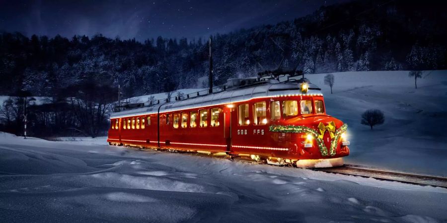 Der beleuchtete Weihnachtszug wird an Heiligabend mit 80 Passagieren durch die Schweiz tuckerln.