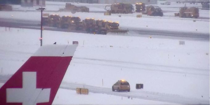 Der Flughafen Zürich strich wegen den schlechten Wetterbedingungen 80 Flüge. Der Flughafen Zürich strich wegen den schlechten Wetterbedingungen 80 Flüge.