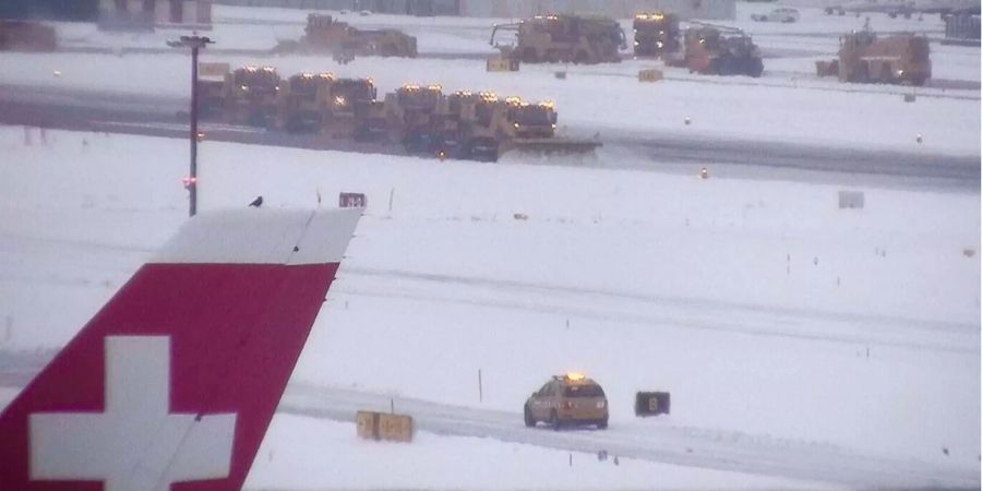 Der Flughafen Zürich strich wegen den schlechten Wetterbedingungen 80 Flüge.