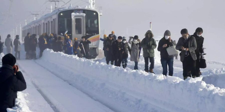 Hunderte Zuggäste blieben im Schnee stecken.