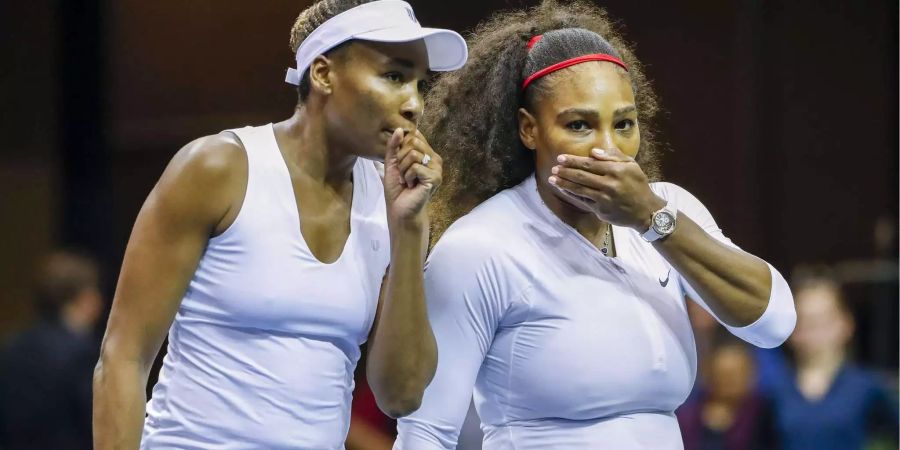 Serena Williams (rechts) gibt nach Baby-Pause ihr Comeback im Fed-Cup.