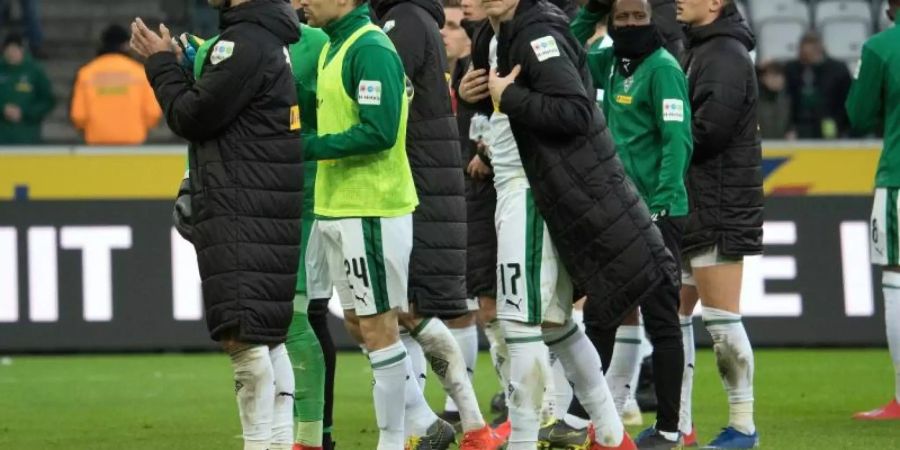 Die Gladbacher Spieler bedankten sich trotz des 0:3 für die Unterstützung. Foto: Federico Gambarini