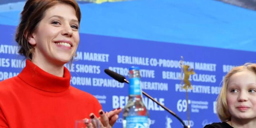 Die Regisseurin Nora Fingscheidt und die Schauspielerin Helena Zangel stellen den Film «Systemsprenger» (System Crasher) auf der Berlinale vor. Foto: Gregor Fischer