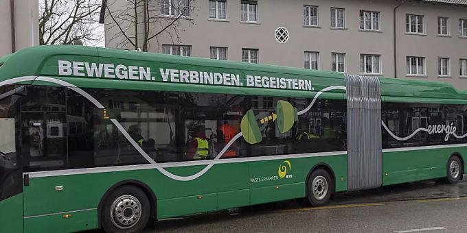 Der erste Elektro-Gelenkbus der Basler Verkehrs-Betriebe (BVB) wird ab Freitag im regulären Fahrgastbetrieb eingesetzt. Ab 2027 sollen auf dem Netz der BVB nur noch Elektrobusse verkehren. (KEYSTONE/Georgios Kefalas) Der erste Elektro-Gelenkbus der Basler Verkehrs-Betriebe (BVB) wird ab Freitag im regulären Fahrgastbetrieb eingesetzt. Ab 2027 sollen auf dem Netz der BVB nur noch Elektrobusse verkehren. (KEYSTONE/Georgios Kefalas)