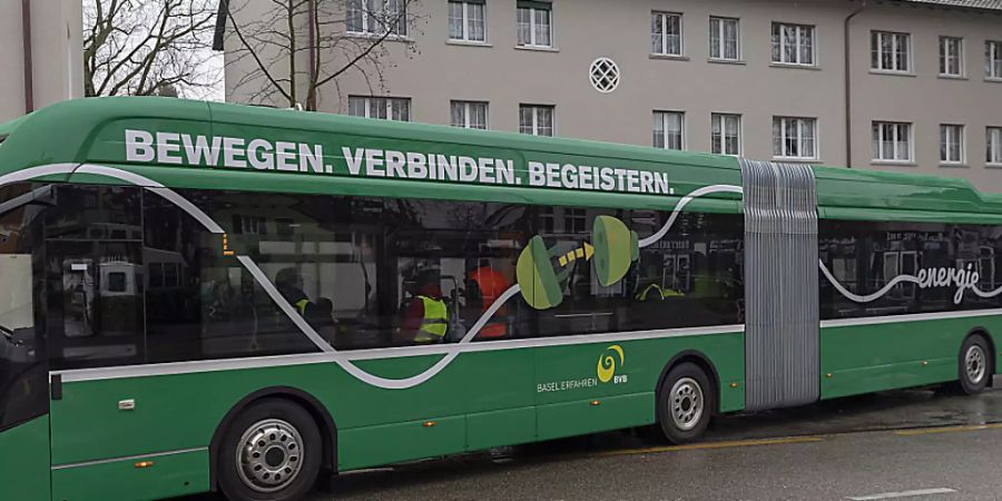 Der erste Elektro-Gelenkbus der Basler Verkehrs-Betriebe (BVB) wird ab Freitag im regulären Fahrgastbetrieb eingesetzt. Ab 2027 sollen auf dem Netz der BVB nur noch Elektrobusse verkehren. (KEYSTONE/Georgios Kefalas)