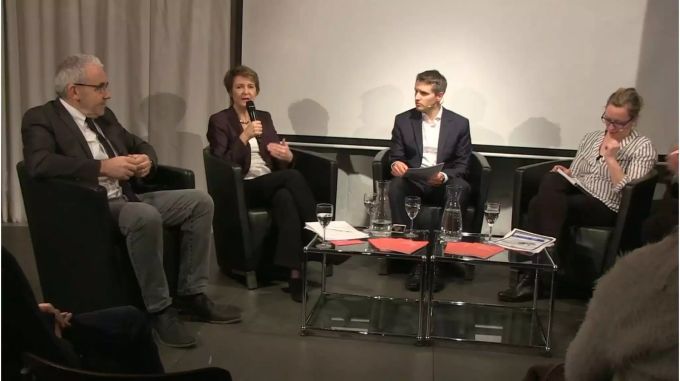 Simonetta Sommaruga (2. v.l.) argumentierte am 18. Januar in Bern mit BDP-Nationalrat Hans Grunder (l.) gegen die Zersiedelungs-Initiative. Simonetta Sommaruga gegen die Zersiedelungsinitiative.
