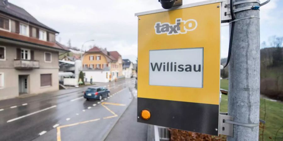 Ein Taxito-Schild an einer Haltestelle.