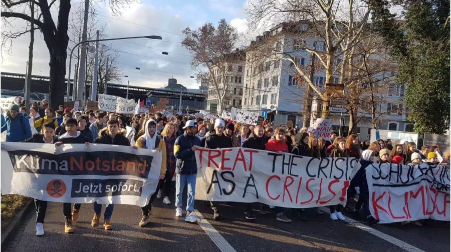 Schüler demonstrieren in Zürich gegen den Klimawandel.