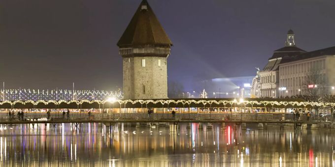 Die beliebteste Touristendestination im Alpenraum: Die Stadt Luzern mit ihrem Wahrzeichen - der Kappellbrücke. (Archiv) Die beliebteste Touristendestination im Alpenraum: Die Stadt Luzern mit ihrem Wahrzeichen - der Kappellbrücke. (Archiv)