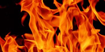 Feuer auf schwarzem Hitnergrund.