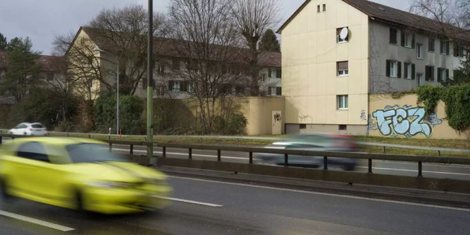 Das Bundesamt für Strassen (Astra) will Pannenstreifen umnutzen. Als das VCS eine Beschwerde eingereicht hat, wurde auf diese nicht eingegangen. Das Bundesverwaltungsgericht hat die Beschwerde nun gutgeheissen (Symbolbild). Eien Autobahn in Zürich.