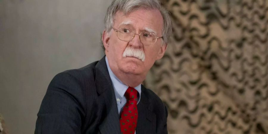 John Bolton weilt an einem Meeting mit Donald Trump