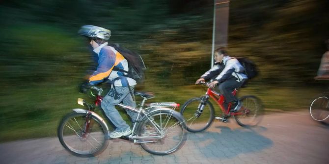 Kinder fahren Velo.