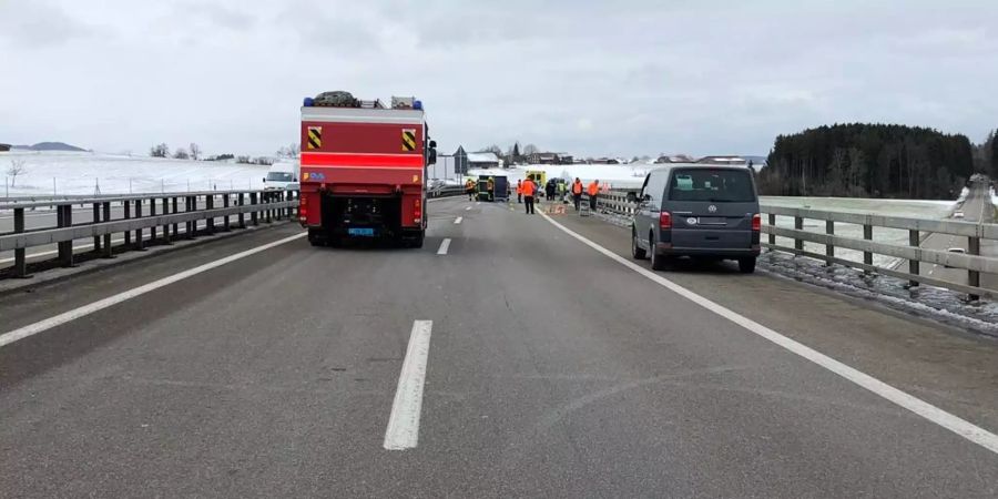 Ein tödlicher Unfall sorgt auf der Autobahn A1 für Chaos.