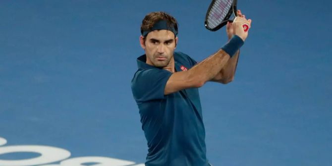 Roger Federer schlägt einen Rückhand Slice an den Australian Open 2019