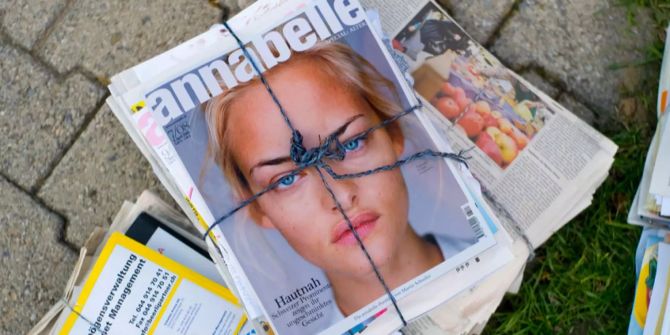 Altpapierbuendel mit einer Ausgabe der Modezeitschrift "Annabelle.