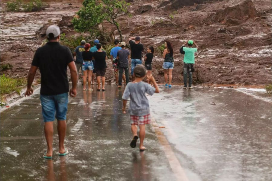 Schlammmassen haben in Brumadinho starke Zerstörungen verursacht, viele Menschen getötet und diese Strasse unter sich begraben, als der Staudamm an der Feijão Eisenerzmine gebrochen ist.