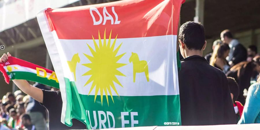 Dalkurd FF spielt in den Farben der kurdischen Flagge.