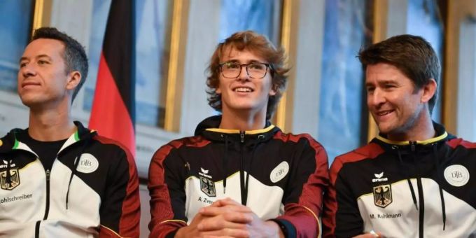 Bei der Auslosung für die Davis-Cup-Spiele gegen Ungarn trägt Alexander Zverev eine Brille. Foto: Arne Dedert Bei der Auslosung für die Davis-Cup-Spiele gegen Ungarn trägt Alexander Zverev eine Brille. Foto: Arne Dedert