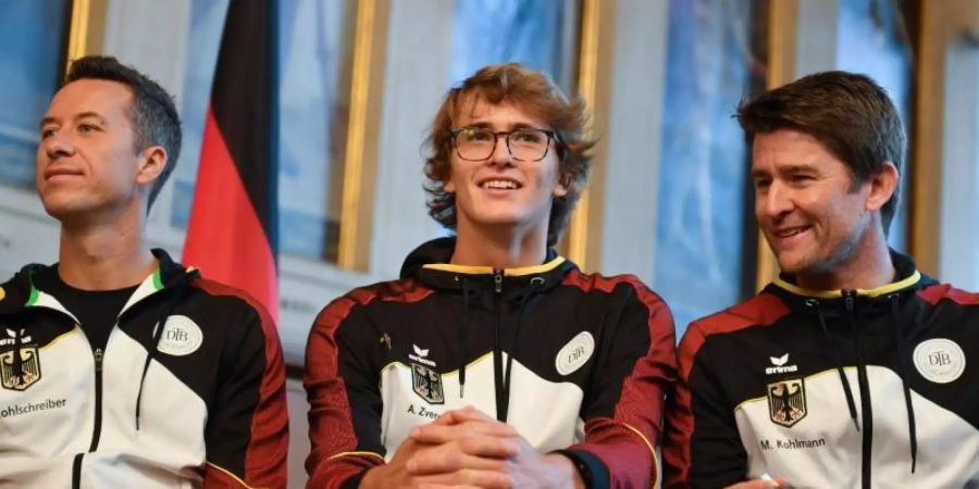 Bei der Auslosung für die Davis-Cup-Spiele gegen Ungarn trägt Alexander Zverev eine Brille. Foto: Arne Dedert