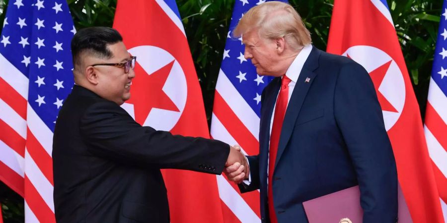 Trump und Kim schütteln sich am Gipfeltreffen die Hände.