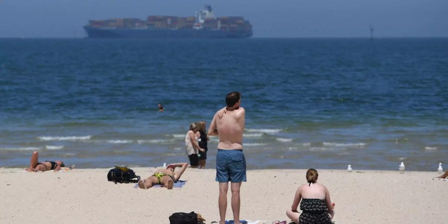 Badegäste am Port Melbourne Beach.