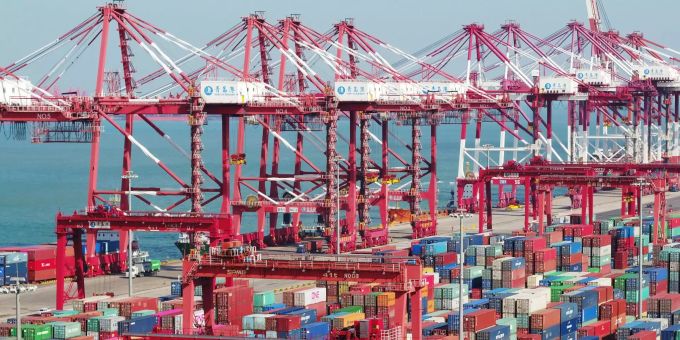 Chinas Wirtschaft ist 2018 nur noch um 6,6 Prozent im Vergleich zum Vorjahr gewachsen und damit so gering wie seit fast drei Jahrzehnten nicht mehr. (Symbolbild) In einem chinesischen Hafen stehen Container und Containerbrücken.