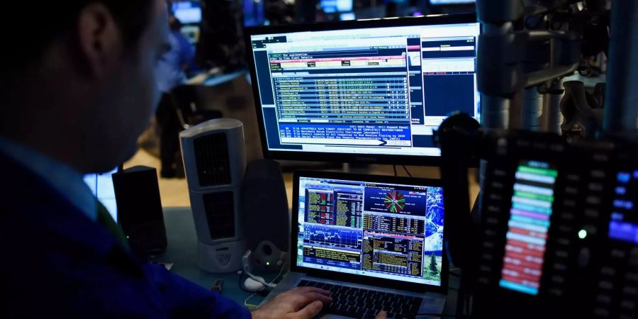 Ein Brocker an einem Bloomberg-Terminal.