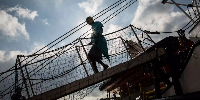 Die westliche und östliche Mittelmeerroute verzeichneten einen Anstieg an illegalen Einwanderern. Ein Migrant verlässt das Rettungsschiff «Open Arms».