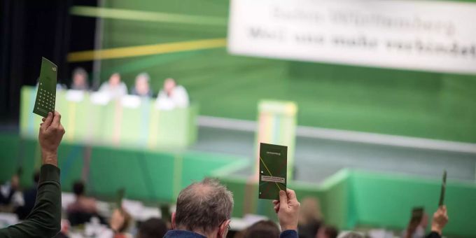 Mitglieder stimmen beim einem Parteitag der Grünen ab. (Symbolbild) Grünen