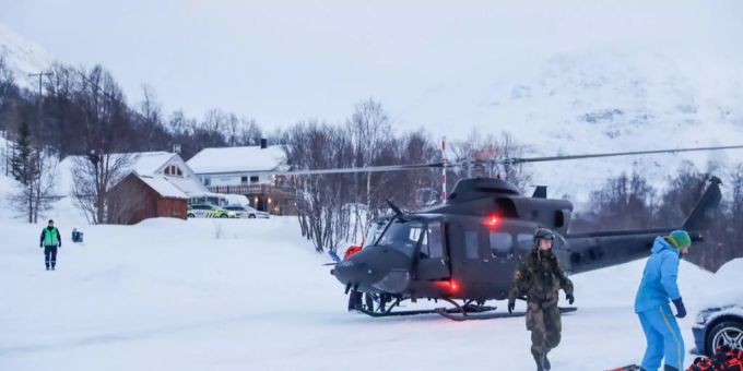 Die vier vermissten Ski-Langläufer wurden mit Hochdruck gesucht. Ein Helikopter der norwegischen Armee.