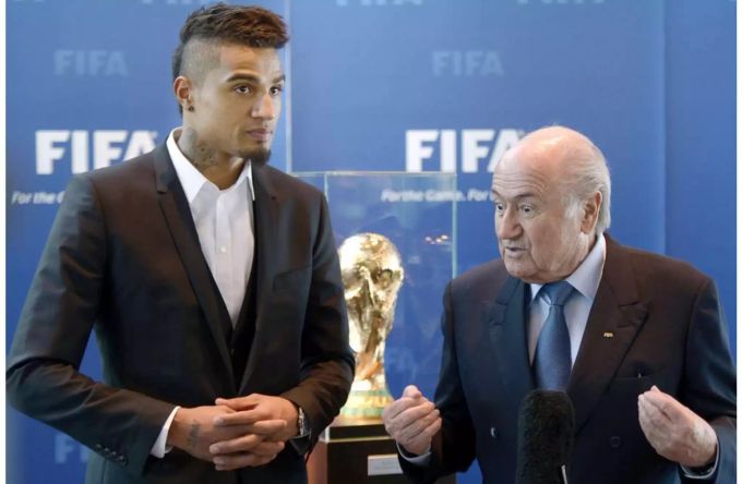 Kevin-Prince Boateng spricht 2013 mit dem damaligen Fifa-Präsident Sepp Blatter über Rassismus. Boateng