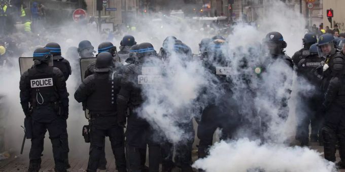 Extreme Gewalt - Macron verurteilt Proteste der «Gelbwesten»