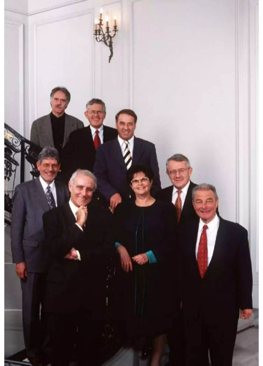 Der Gesamtbundesrat 1998 (von rechts nach links, von vorne nach hinten): Bundespräsident Flavio Cotti, Bundesrätin Ruth Dreifuss, Bundesrat Jean-Pascal Delamuraz, Bundeskanzler François Couchepin, Bundesrat Arnold Koller, Bundesrat Adolf Ogi, Bundesrat Kaspar Villiger, Bundesrat Moritz Leuenberger.