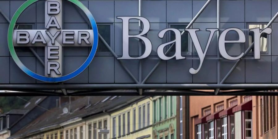 Das Logo der Bayer AG prangt an der Fabrik in Wuppertal (D).