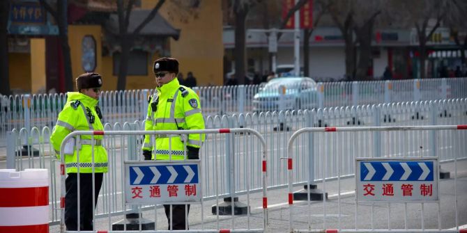 Polizisten stehen vor dem gesperrten Gericht in Tianjin.