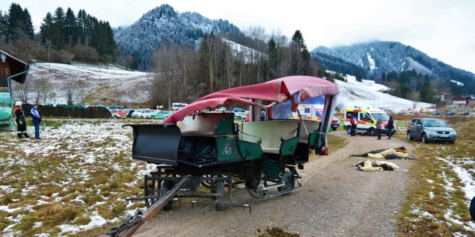 Eine der beiden Pferdekutschen steht nach dem Unfall auf einem Feldweg nördlich von Pfronten. Pferdekutschen