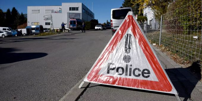 In Lausanne ereignete sich heute Freitag morgen ein Unfall (Symbolbild). Die Polizei Lausanne vor einem besetzten Gebäude.