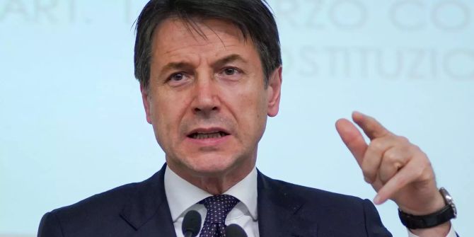 Giuseppe Conte hält eine Pressekonferenz in Rom ab.