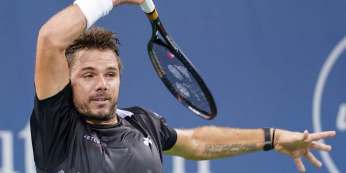 Stan Wawrinka freut sich auf den Saisonstart in Doha (Katar). Stan Wawrinka schlägt eine Vorhand.