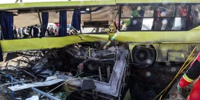 Das Unglück forderte zehn Todesopfer. Der zerstörte Bus.