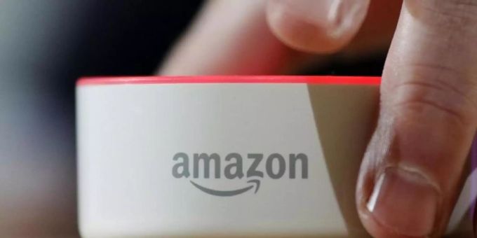 Amazon hatte seine Echo-Lautsprecher mit Alexa an Bord bereits verstärkt zu einer Schaltzentrale für diverse Smarthome-Technik wie Lampen, Steckdosen oder Türschlösser ausgebaut. Foto: Elaine Thompson/AP/dpa Amazon hatte seine Echo-Lautsprecher mit Alexa an Bord bereits verstärkt zu einer Schaltzentrale für diverse Smarthome-Technik wie Lampen, Steckdosen oder Türschlösser ausgebaut. Foto: Elaine Thompson/AP/dpa