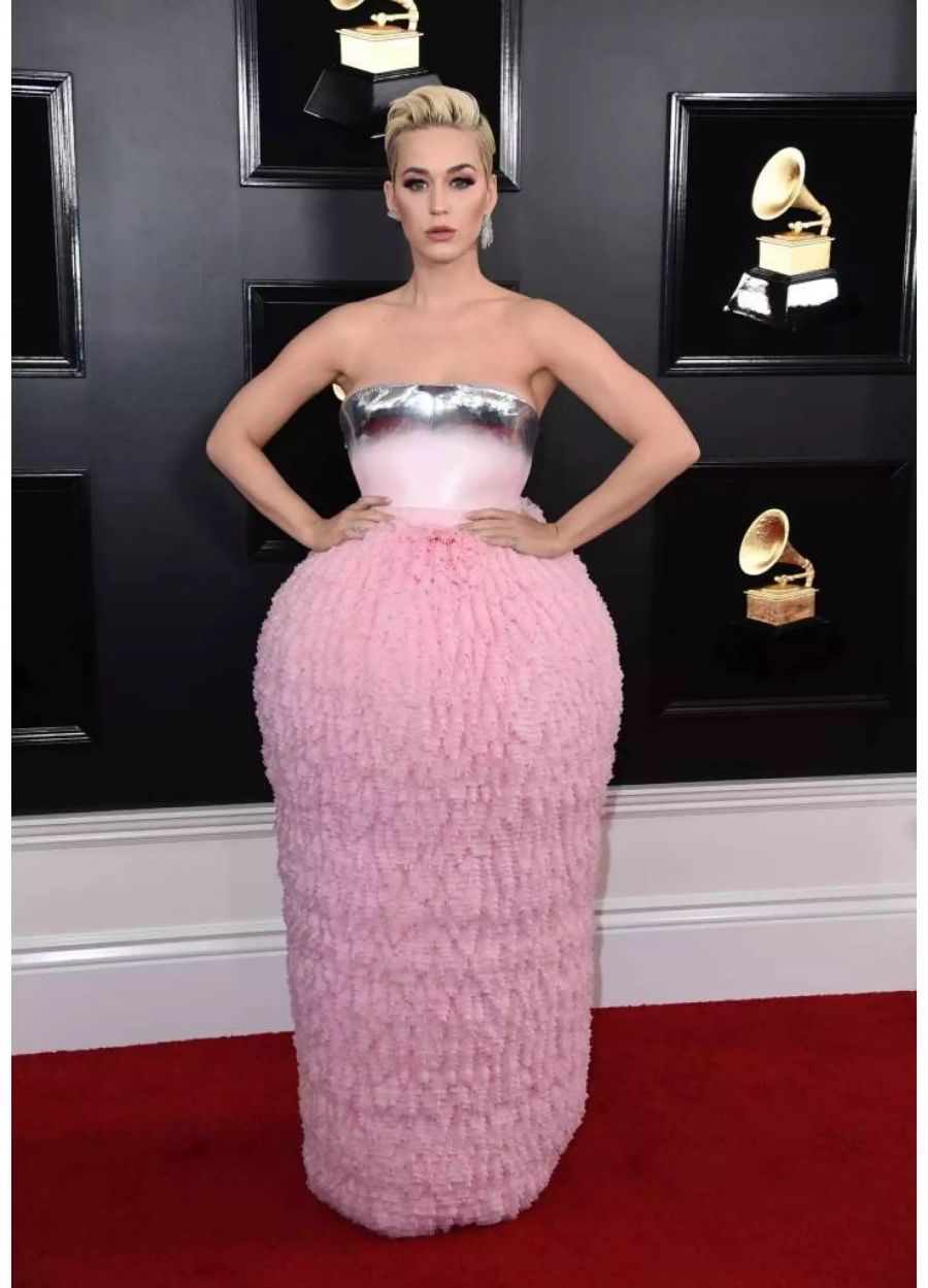 Versuchte Katy Perry (34) gestern Abend mit ihrem rosa Couture Kleid ein Fass an die Grammys zu schmuggeln?