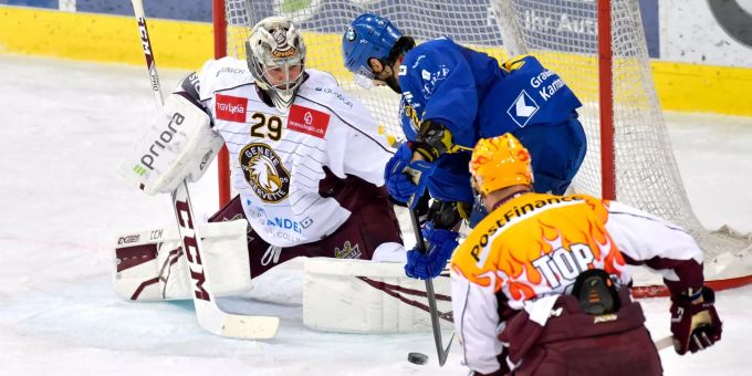 Der Davoser Andres Ambühl versucht es alleine vor dem Genfer Tor gegen Goalie Robert Mayer. EISHOCKEY, HOCKEY SUR GLACE, NATIONAL LEAGUE, MEISTERSCHAFT, QUALIFIKATION, SAISON 2018/19, HC DAVOS, HCD, GENF, GENEVE, SERVETTE