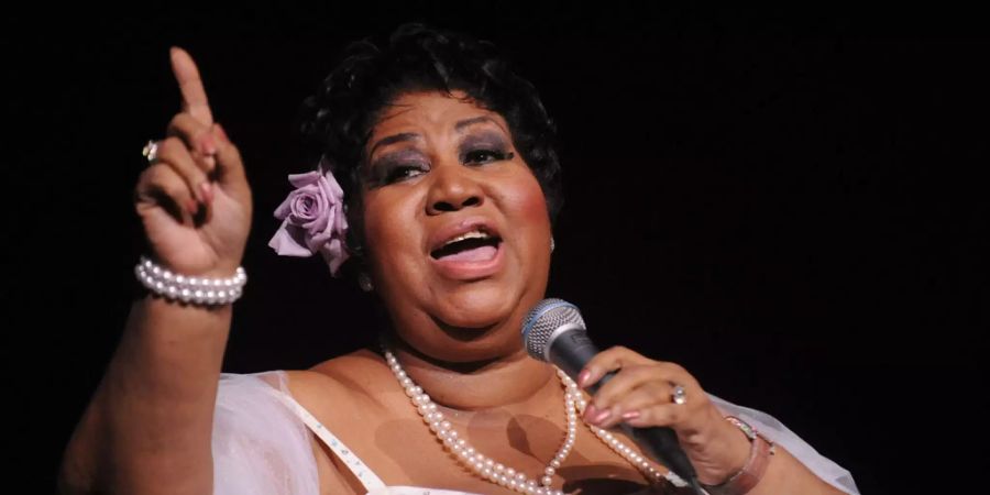 Aretha Franklin tritt in der Radio City Music Hall in New York auf.