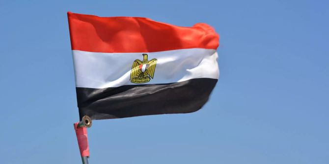 Die Flagge Ägyptens weht im Wind.