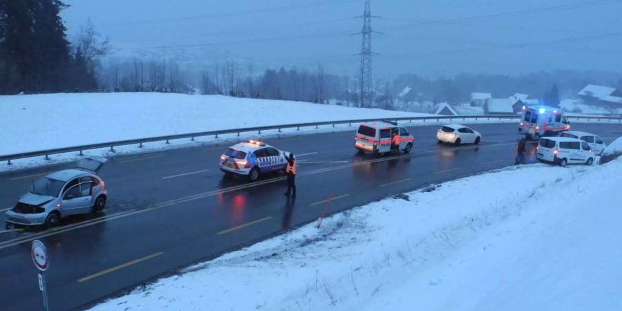 Bei Schindellegi SZ kollidieren ein Personen- und ein Lieferwagen. Eine 62-jährige Autofahrerin erleidet mittelschwere Verletzungen und wird hospitalisiert.