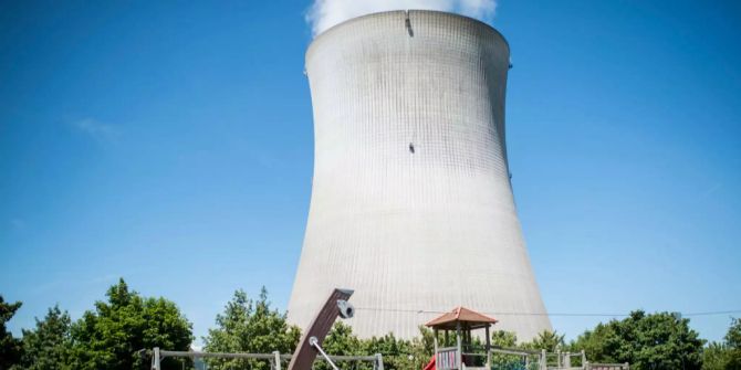 Der Kühlturm des AKWs Leibstadt ragt hinter einem Spielplatz empor.